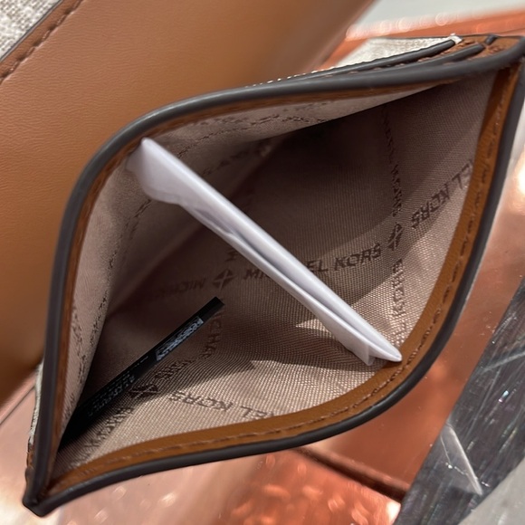 MICHAEL KORS
Reed Large Card Holder Case Wallet
Vanilla MK Signature
NWT - Picture 14 of 16